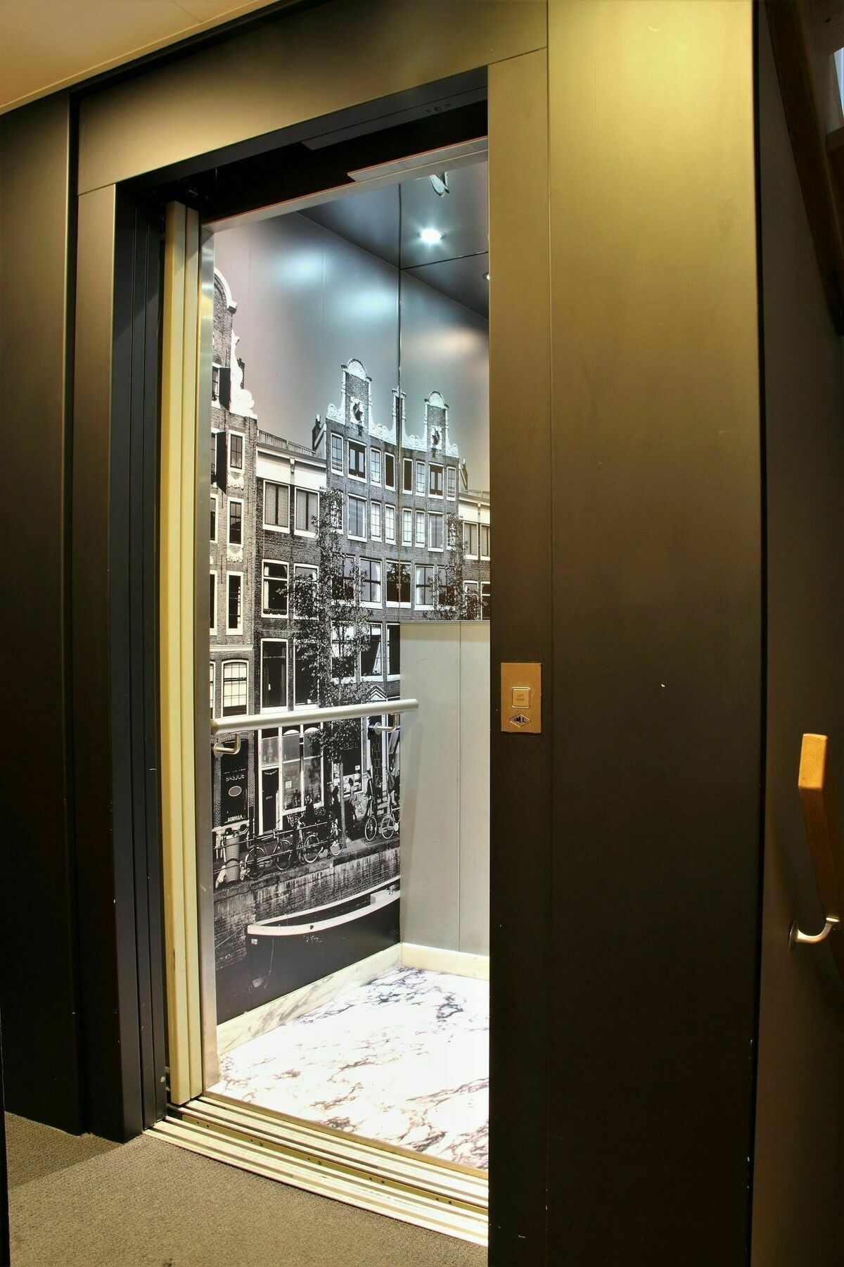The Bank Hotel Amsterdam Bagian luar foto